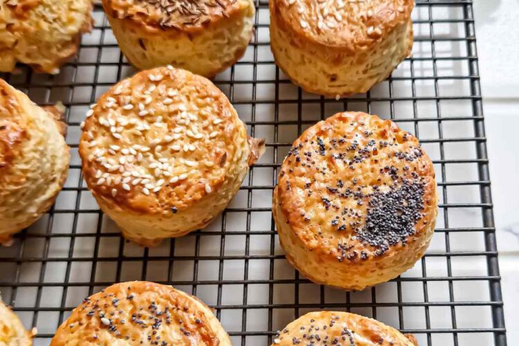 Biscuiți sărați cu brânză, fragezi și aurii, gata de servit