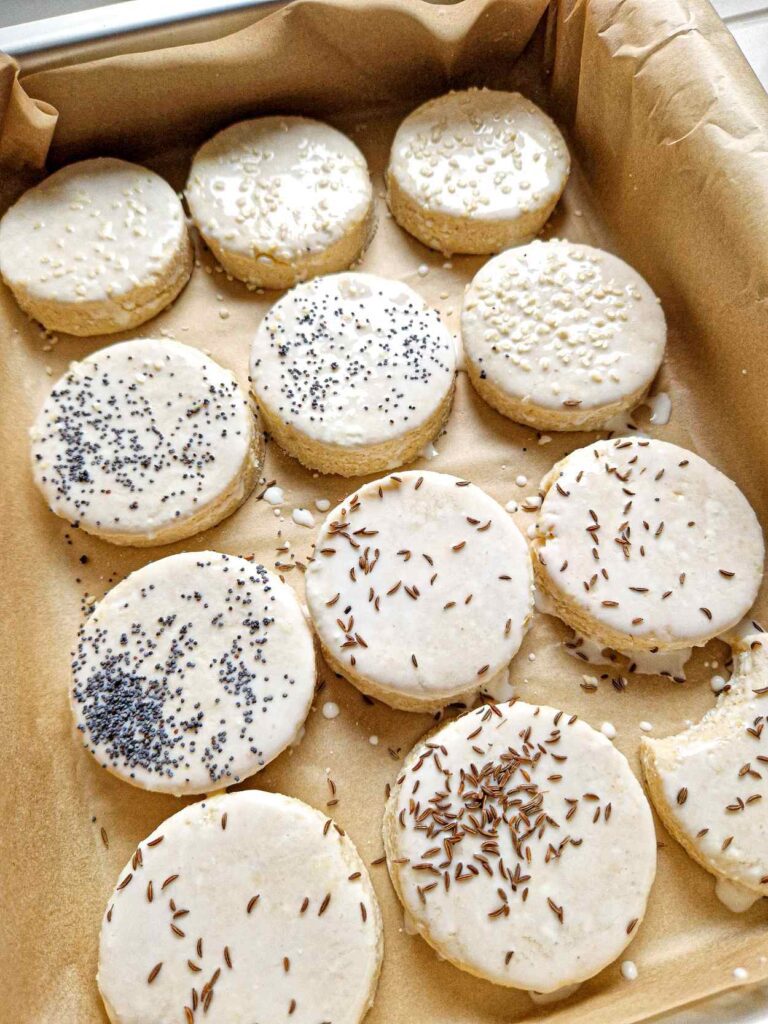 Biscuiți sărați cu brânză ungeți cu iaurt și presărați cu semințe