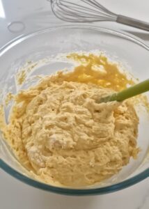 Aluat pentru brioșe fără zahăr cu lămâie, ricotta și caise uscate, gata pentru turnat în forme