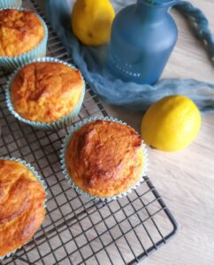 Brioșe fără zahăr cu lămâie și ricotta, fragede și aromate, cu o brioșă în prim-plan