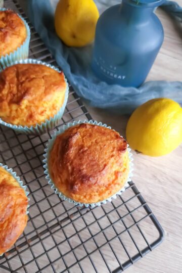 Brioșe fără zahăr cu lămâie și ricotta, fragede și aromate, cu o brioșă în prim-plan