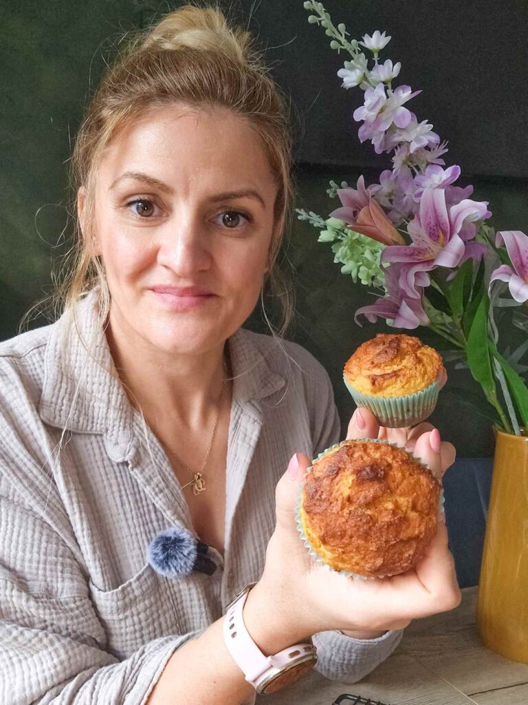 Brioșe fără zahăr cu lămâie și ricotta ținute în mână, desert sănătos pentru copii și adulți