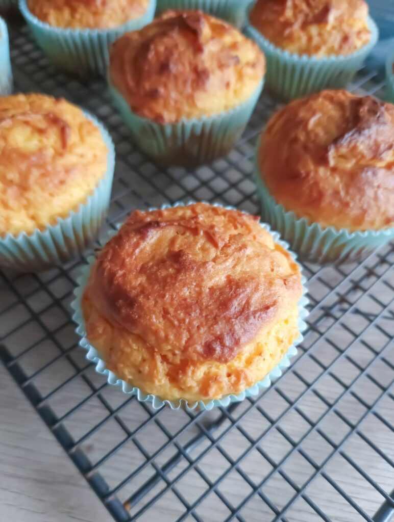 Brioșe fără zahăr cu caise uscate și lămâie, coapte și ușor rumenite natural