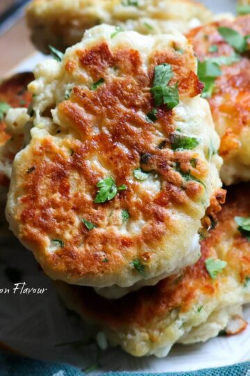 pancakes sărate cu feta și pătrunjel servite calde