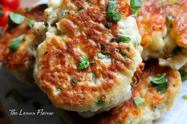 pancakes sărate cu feta și pătrunjel servite calde