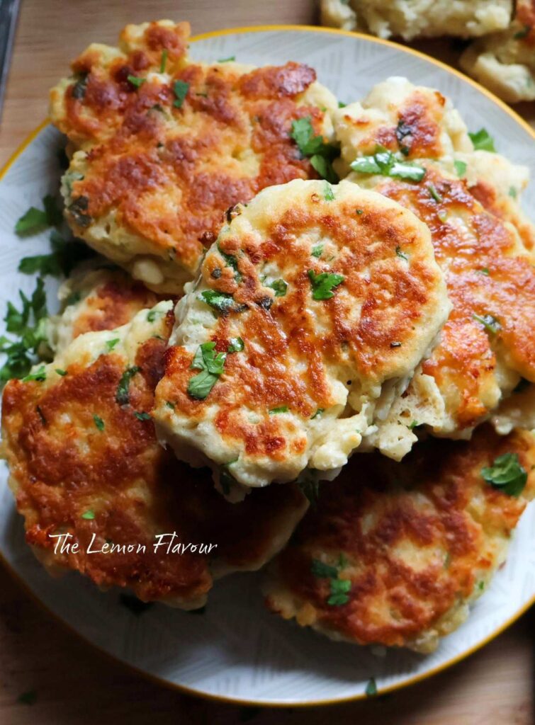 detaliu de pancakes sărate cu feta și pătrunjel