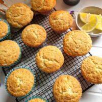 Brioșe pufoase cu iaurt grecesc și unt, aurii și fragede