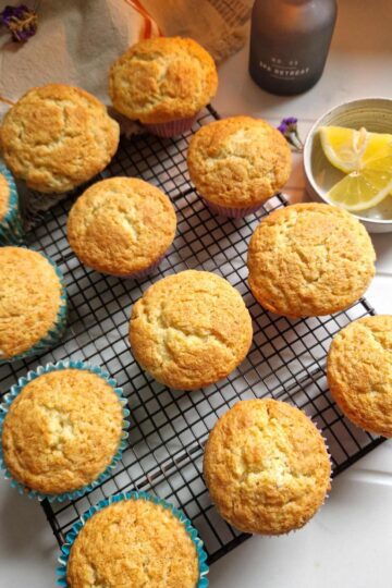 Brioșe pufoase cu iaurt grecesc și unt, aurii și fragede