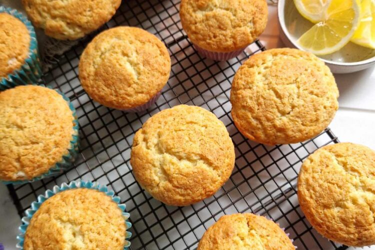 Brioșe pufoase cu iaurt grecesc și unt, aurii și fragede