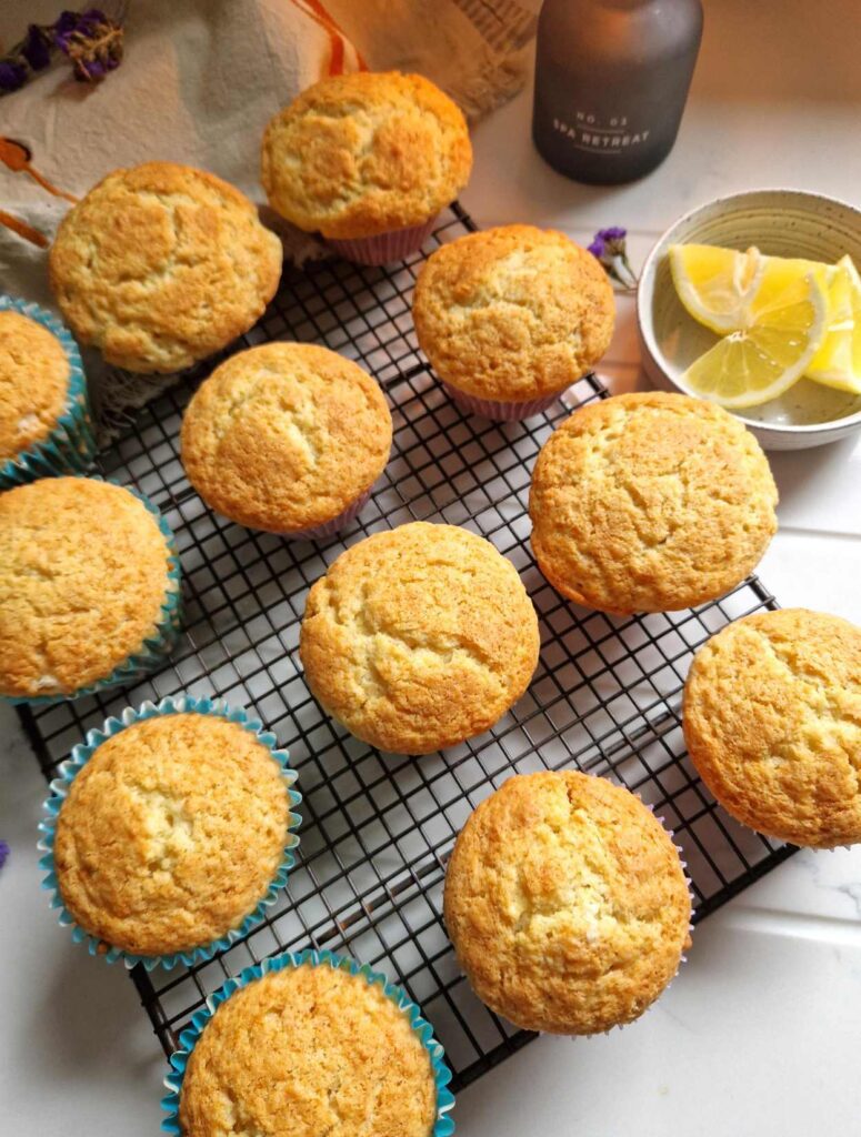 Brioșe pufoase cu iaurt grecesc și unt, aurii și fragede