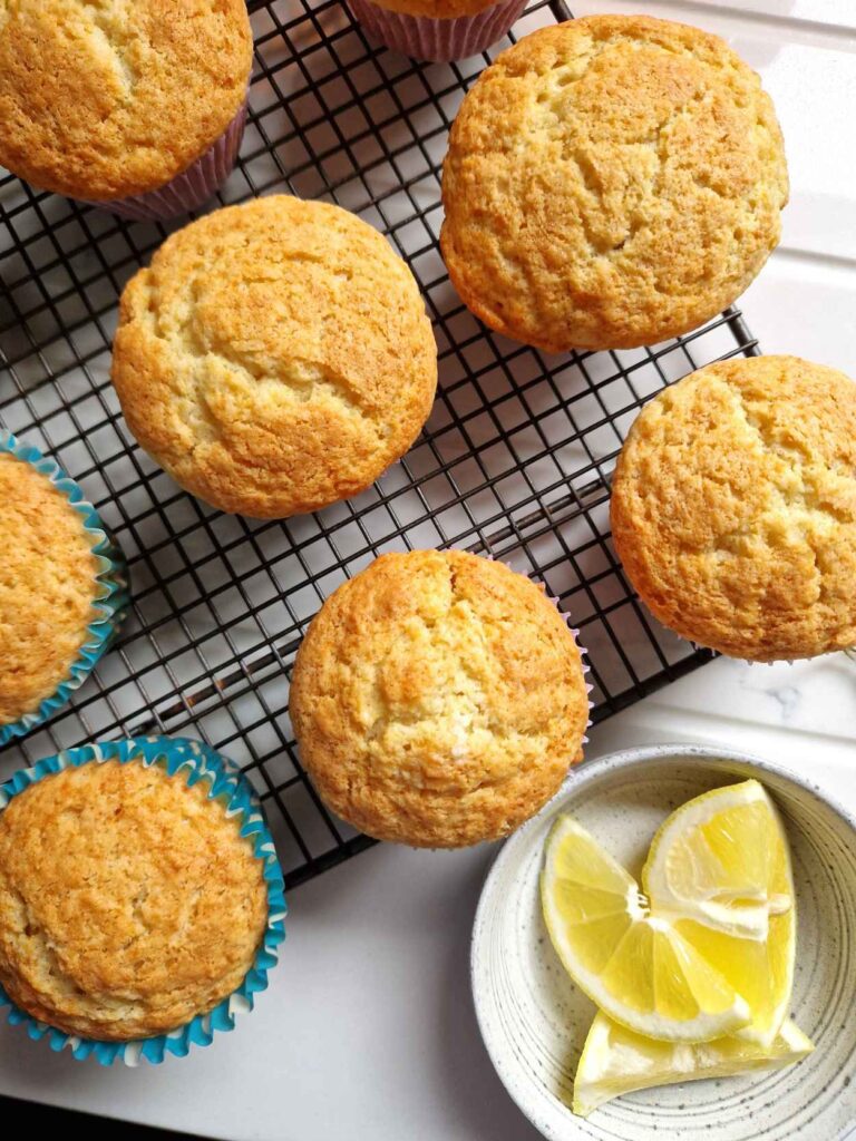 Brioșe cu iaurt grecesc și unt, aurii și pufoase, proaspăt scoase din cuptor