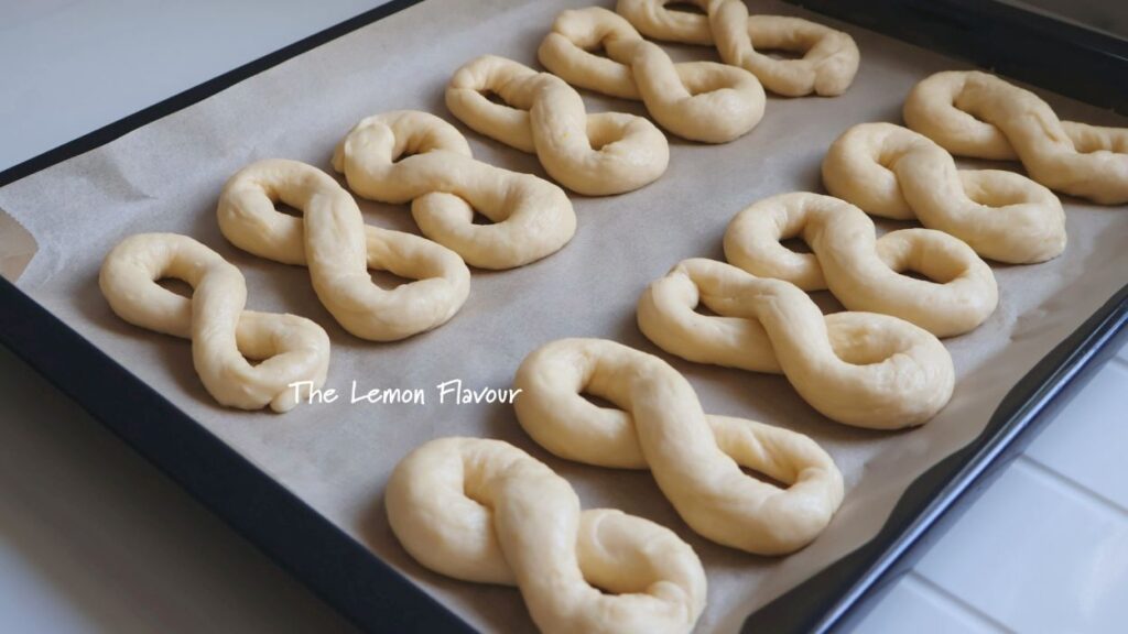 Mucenici moldovenești formați în tavă înainte de coacere, cifra 8, pregătiți pentru cuptor