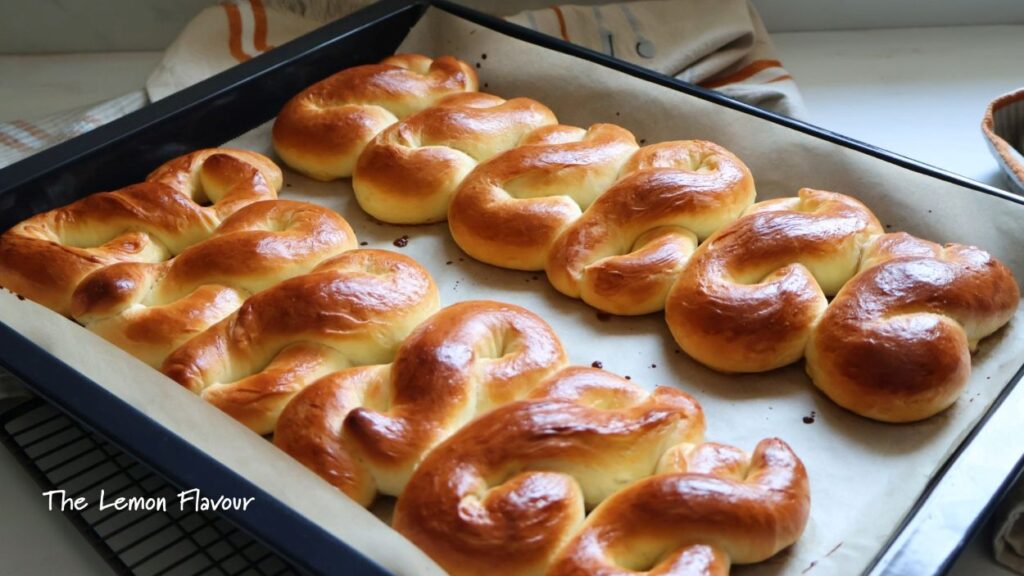 Mucenici moldovenești aurii, scoși din cuptor, așezați în tavă, fără miere sau nucă