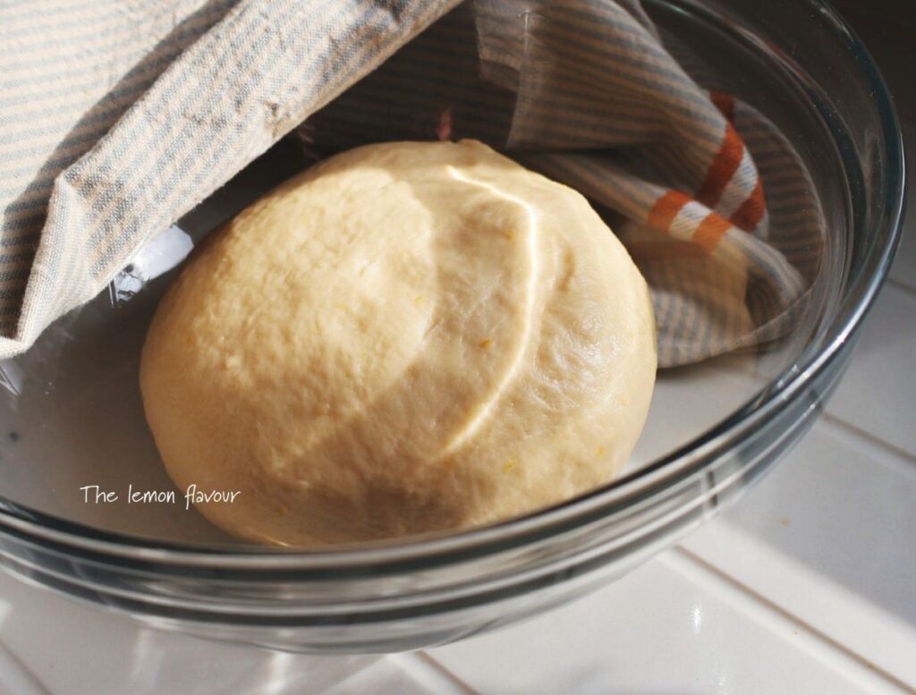 Aluat pentru mucenici moldovenești înainte de dospire, moale și neted, pregătit pentru frământare