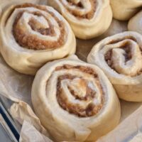 Rulouri cu mere si scortisoara in tava pregatite de copt