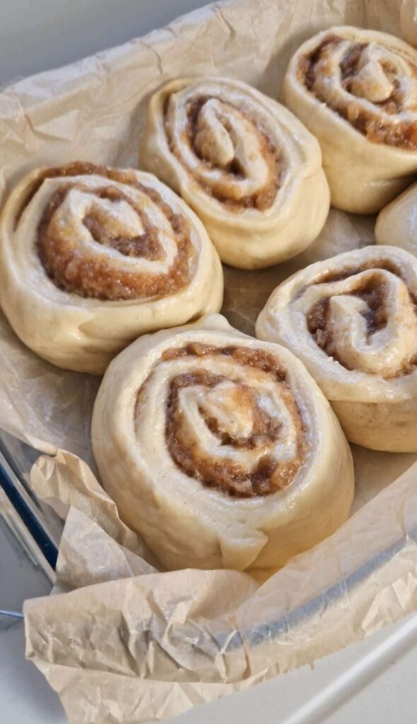 Rulouri cu mere si scortisoara in tava pregatite de copt 