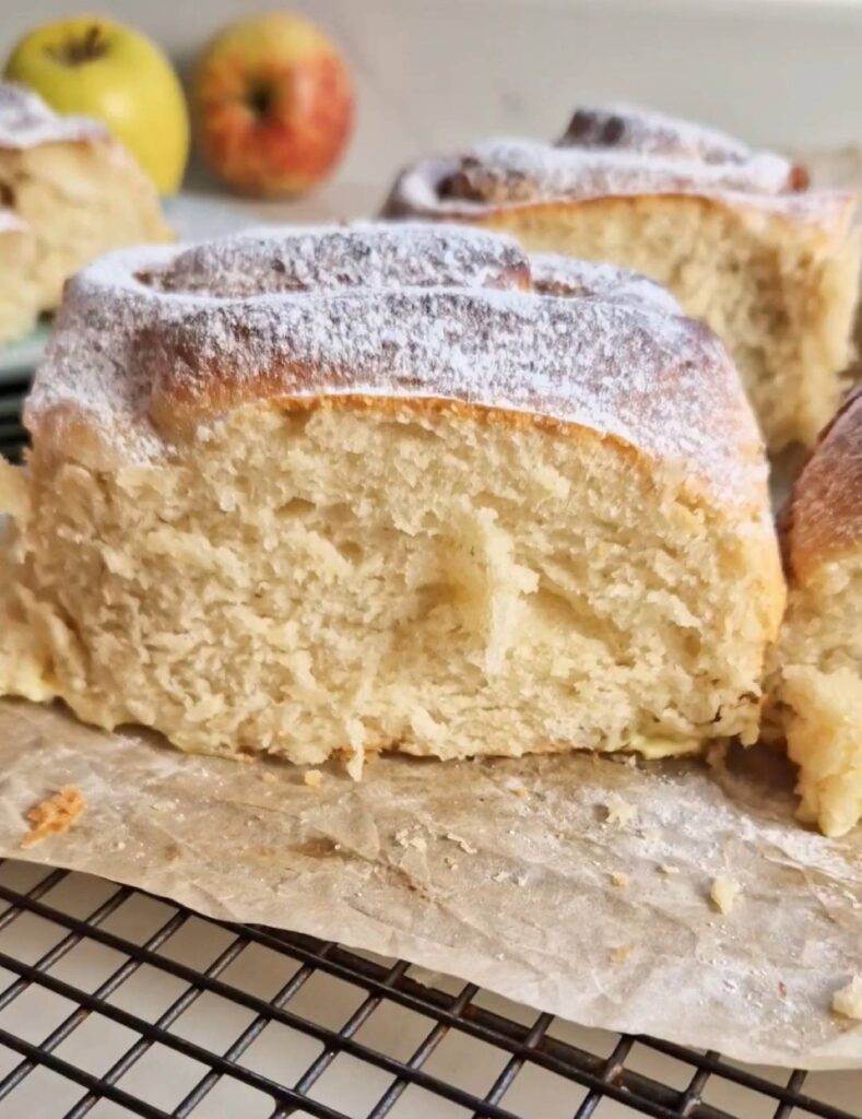 Rulouri cu mere si scortisoara, cadru de aproape unde se vede textura moale si pufoasa 