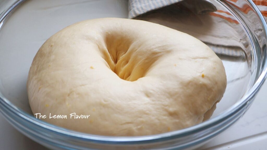 Aluatul pentru mucenici moldovenești după prima dospire, crescut și aerat, gata de modelare