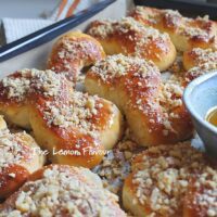 Mucenici moldovenești pufoși, ungeți cu miere și presărați cu nucă, apropriere din lateral