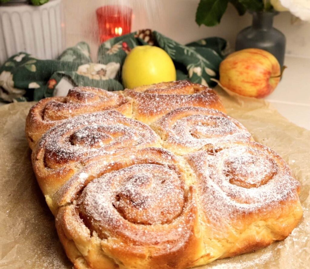 rulouri cu mere si scortisoara impudrate cu zahar si decor de mere si lumanre