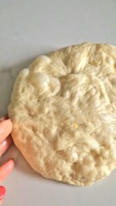 Aluat versatil de post, dospit unde se vede textura neteda si moale, bule de aer