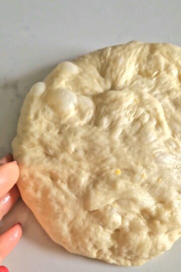 Aluat versatil de post, dospit unde se vede textura neteda si moale, bule de aer