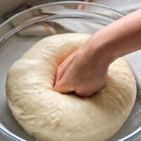 Aluat de post dospit, cand lovesc cu pumnul in mijloc sase vada crescut sifrumos