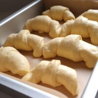 Cornuri pufoase din aluat versatil de post in tava gata de bagat la cuptor, necoapte