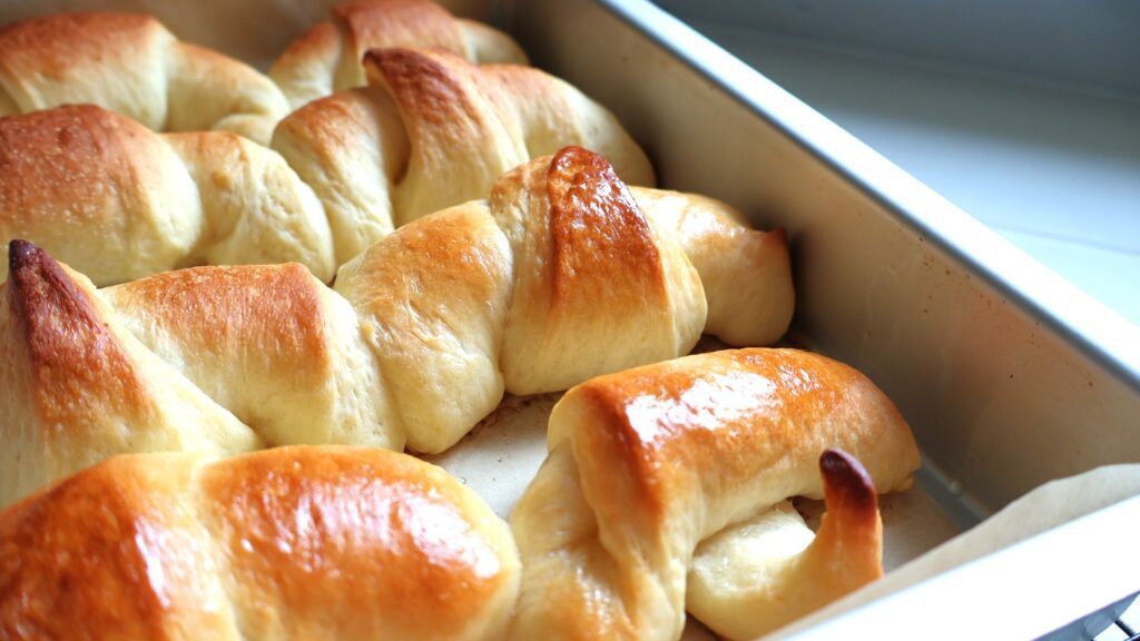 Cornuri pufoase de aproape din aluat de post unde se vad lucioase si fragede