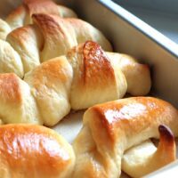 Cornuri pufoase de aproape din aluat de post unde se vad lucioase si fragede