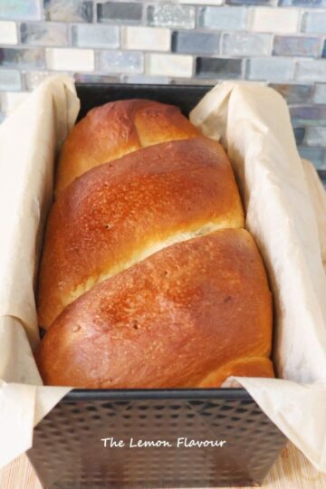 Cozonac de post inca in tava abia scos de la cuptor ne uns pentru luciu unde se vede culoarea naturala abia scos din cuptor