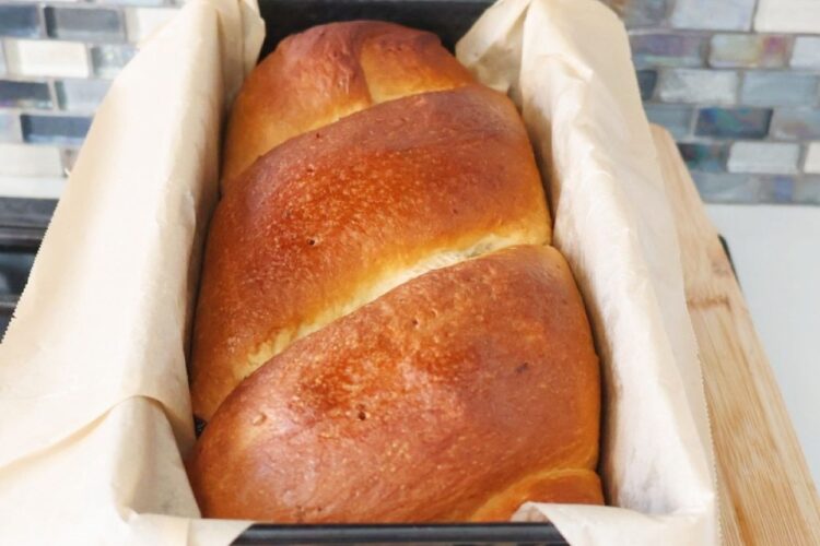 Cozonac de post inca in tava abia scos de la cuptor ne uns pentru luciu unde se vede culoarea naturala abia scos din cuptor