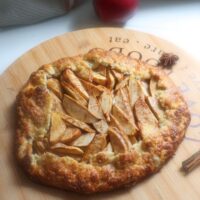 Mere feliate cu scorțișoară așezate pe aluatul pentru tartă rustică